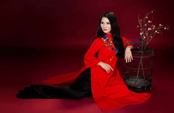 Ca sĩ Thành Lê đẹp ấn tượng với áo dài đón xuân - 5 Nữ ca sĩ gốc Hà Tĩnh được đánh giá là một trong những ca sĩ dòng nhạc dân gian không chỉ sở hữu giọng hát ngọt ngào, giàu cảm xúc mà còn rất chuyên nghiệp trong công việc.