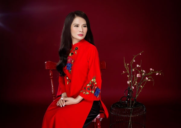 Ca sĩ Thành Lê đẹp ấn tượng với áo dài đón xuân - 3 Chia sẻ với phóng viên chiều ngày 20/1 tại Hà Nội, Thành Lê cho biết sở dĩ cô chọn hát Khúc hoài hương, Huế và em, Mưa chiều miền Trung... vì đây là những ca khúc hay, ít người thể hiện và rất hợp với không khí nhẹ nhàng, dễ chịu mùa xuân.