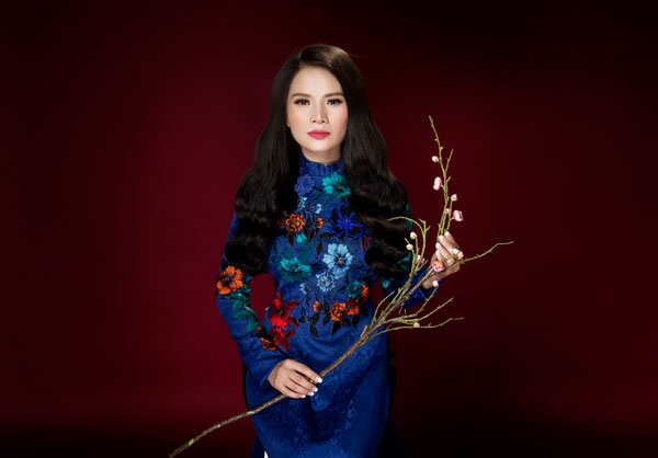 Ca sĩ Thành Lê đẹp ấn tượng với áo dài đón xuân - 7 Thành Lê từ chối chia sẻ về người đàn ông của mình. Cô chỉ nói, đó là bờ vai vững chắc để cô tựa vào và cô đang hạnh phúc với tình yêu của mình.