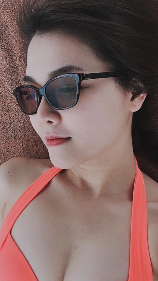 Thanh Ngọc đăng hình ảnh gợi cảm của mình để “đòi quà” ông xã. Nữ ca sĩ vô cùng hài hước với dòng trạng thái gửi cho chồng: “Ngày phụ lữ đăng hình phụ lữ, mọi bữa là con chí mén. Anh hỡii , hôm nay anh đừng mua hoa tốn tiền lắm nhé. Bé chỉ thích xoài, anh mua xoài tượng gọt sẵn dzìa bé chấm mắm đường ớt bé ăn... dzí một cái hột xoàn bự bằng cái hột xoài là bé hạnh phúc lắm dzồi. Bé đơn giản lắm! Hẹn anh tối nay ha. Lớp du xô mệch (Love you so much)”.