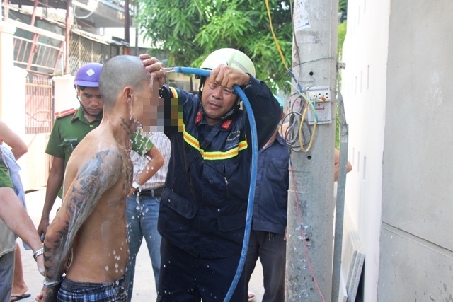 Nam thanh niên bôi vôi khắp người, dọa nhảy lầu tự tử - 2
Nam thanh niên được Đội cứu nạn cứu hộ giúp gột rửa vôi trên người (ảnh PCCC Đà Nẵng)