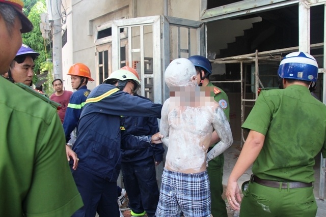 Nam thanh niên bôi vôi khắp người, dọa nhảy lầu tự tử - 1 Lực lượng chức năng đưa nam thanh niên ra ngoài