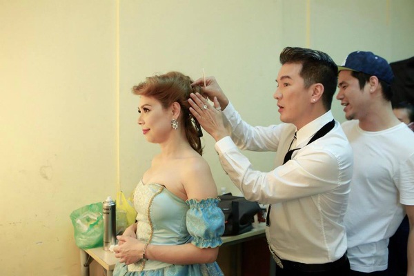 Hoa hậu Kỳ Duyên “tái xuất”; Đặng Thu Thảo vướng thị phi với con trai bầu Hiển - 10 Thanh Thảo được ca sĩ Đàm Vĩnh Hưng đích thân chỉnh sửa tóc cho cô trước khi lên sân khấu.
