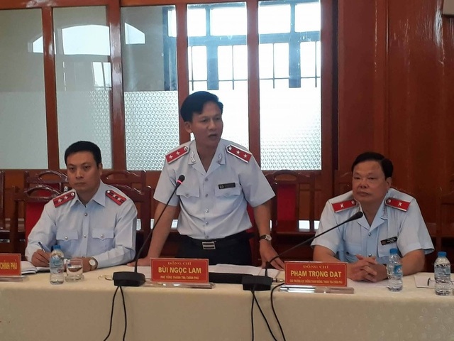 “Biệt phủ” của cô gái 22 tuổi và những vết nứt trong hầm Hải Vân - 14 Sau nhiều ngày chờ đợi, chiều 23/10, Thanh tra Chính phủ tổ chức công khai kết luận kết luận thanh tra việc quản lý đất đai… tại Tổ 42, Tổ 52 phường Tân Minh, thành phố Yên Bái, tỉnh Yên Bái. Thanh tra Chính phủ khẳng định những vi phạm của ông Phạm Sỹ Quý - Giám đốc Sở Tài nguyên và Môi trường Yên Bái đến mức phải thi hành kỷ luật một cách nghiêm minh. Đến ngày 27/10, thông tin ông Phạm Sỹ Quý bị cho thôi chức Giám đốc Sở Tài nguyên và Môi trường Yên Bái được công bố. (Ảnh: Thế Kha)