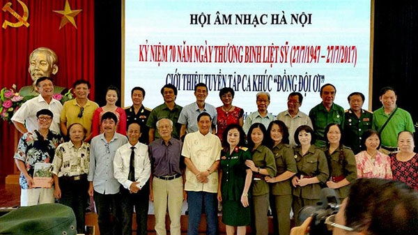 Hội Âm nhạc Hà Nội ra mắt tuyển tập ca khúc Đồng đội ơi! tri ân các anh hùng thương binh- liệt sĩ. (Ảnh: Thanh Tú)