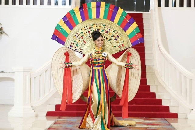 Những hình ảnh “nhức mắt” với bikini của nhan sắc “vượt mặt” Hoàng Thùy, Mâu Thủy - 4 Thanh Tú đã xuất sắc đánh bại 2 đối thủ kỳ cựu về catwalk là Hoàng Thùy và Mâu Thủy và trở thành thí sính chiến thắng trong phần thử thách sự tự tin và trình diễn catwalk ngay từ những ngày đầu mùa thi.