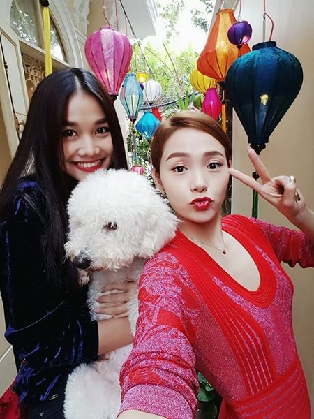 Sao Việt làm gì trong 3 ngày Tết Đinh Dậu? - 18 Thanh Hằng cũng khoe ảnh đầu năm hội ngộ cùng Minh Hằng “Năm nay được em áo đỏ lì xì nên sẽ hên cả năm ta ơiiiii”.
