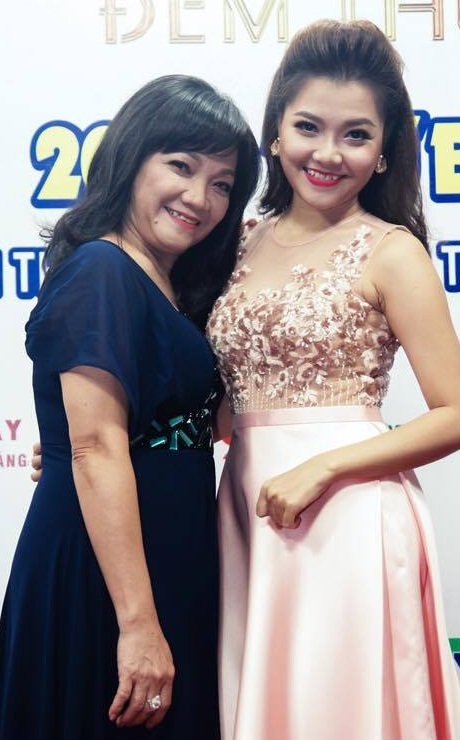 
Thanh Ngọc đã trưởng thành và vẫn gắn bó với mẹ mình. Thanh Ngọc chia sẻ, máu văn nghệ của mẹ vẫn còn nên trong sản phẩm âm nhạc mới nhất, Thanh Ngọc lần đầu tiên có sản phẩm song ca cùng mẹ.
