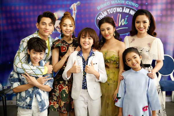 Minh Hằng “muốn đẻ liền” sau khi nghe tài năng nhí Thiên Khôi hát - 5 Top 3 thí sinh và các giám khảo chụp ảnh kỷ niệm.
