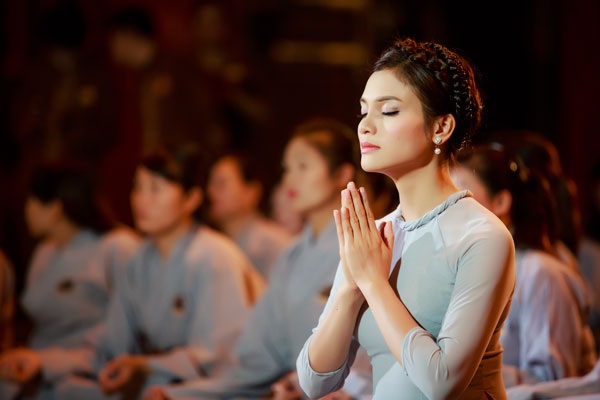 Phương Thảo “tri ân” các anh hùng liệt sỹ qua từng câu hát - 1 Phương Thảo Tri ân các anh hùng liệt sỹ, mẹ Việt Nam anh hùng... qua từng lời hát thấm đẫm tình cảm.