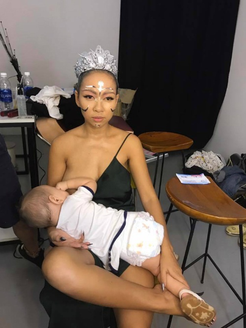 Xuân Bắc - Tự Long khoe ảnh "hổ báo", Đức Phúc lần đầu selfie sau phẫu thuật - 14 Khán giả bất ngờ với hình ảnh Thảo Trang không ngần ngại đăng ảnh cho con bú trong hậu trường ghi hình sản phẩm âm nhạc mới của mình. Cô viết: Đằng sau sự hào nhoáng của MV là hình ảnh này đây thưa quý vị.