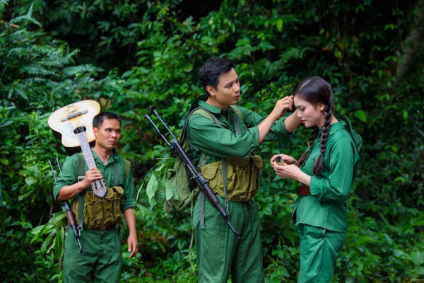 Phương Thảo “tri ân” các anh hùng liệt sỹ qua từng câu hát - 2 Hình ảnh Phương Thảo và bạn diễn trong MV Ru em nắm đất Truông Bồn.
