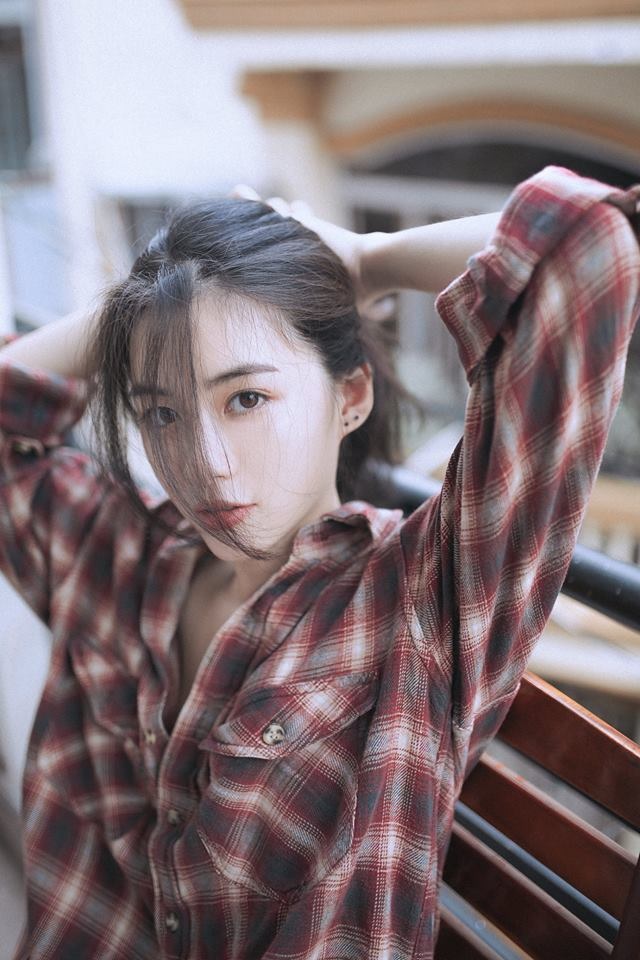 
Vi có chiều cao 1,63m, nặng 45kg. Vóc dáng này khá thích hợp để trở thành một người mẫu ảnh, tuy nhiên cô không tham gia hoạt động nghệ thuật.
