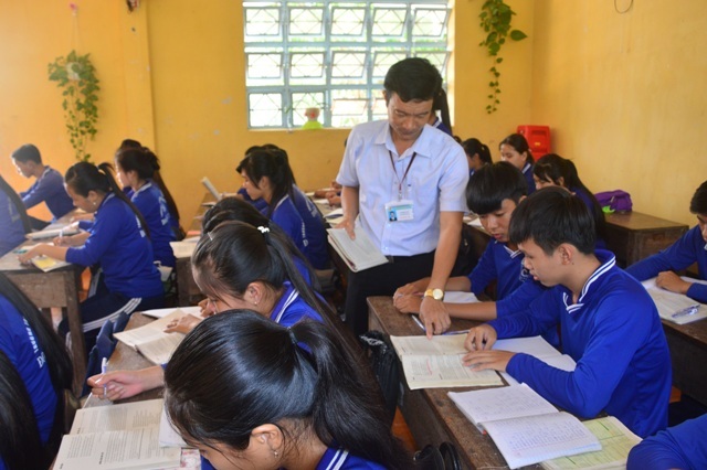 Thầy giáo truyền lửa học Văn cho học sinh xứ cù lao - 2 Thầy Cung trong một giờ dạy, chỉ dẫn nhiệt tình học sinh học Văn.