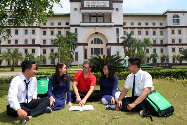 Thầy Jonathan (áo đỏ) và các sinh viên Đại học Tân Tạo.