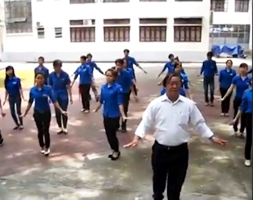 Thầy giáo hướng dẫn điệu nhảy “Đàn gà con” siêu dễ thương - 2
Điệu nhảy Đàn gà con được ghi hình trong buổi hướng dẫn chuyên đề hát múa sân trường của thầy Mai Xuân Mùi cùng các sinh viên CĐ Sư phạm Huế.