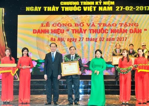 Trao danh hiệu Thầy thuốc nhân dân cho 134 bác sĩ - 1 Chủ tịch nước Trần Đại Quang, Bộ trưởng Bộ Y tế trao danh hiệu Thầy thuốc nhân dân cho 134 thầy thuốc tại buổi lễ kỉ niệm 62 năm ngày Thầy thuốc Việt Nam. Ảnh: T.D