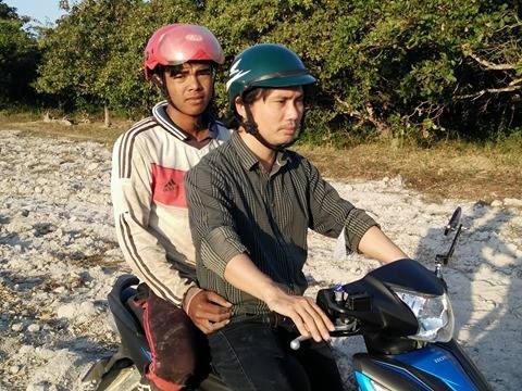 Chuyện những người thầy “không chờ đủ đầy mới cho đi” - 4 Thầy Ninh Văn Dậu ở Gia Lai rước học sinh quay trở lại lớp