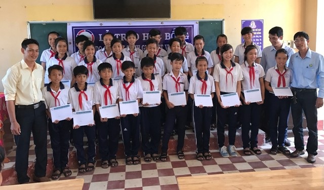 260 suất học bổng Grobest đến với học sinh nghèo Sóc Trăng - 4 Ông Đặng Quốc Nghi- Trưởng đại diện Công ty Grobest Việt Nam khu vực huyện Mỹ Xuyên-Sóc Trăng cùng lãnh đạo Trường THCS Gia Hòa 1 trao học bổng đến học sinh của trường.