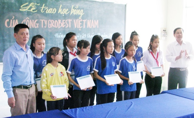 60 suất học bổng Grobest Việt Nam đến với học sinh Cà Mau, Bạc Liêu - 4 Ông Dương Văn Huy- Trưởng đại diện Công ty Grobest Việt Nam tại khu vực Bạc Liêu 1 và thầy Lê Hồng Thơ- Hiệu trưởng Trường THCS Hưng Hội (xã Hưng Hội, huyện Vĩnh Lợi) trao học bổng cho các em học sinh của trường.