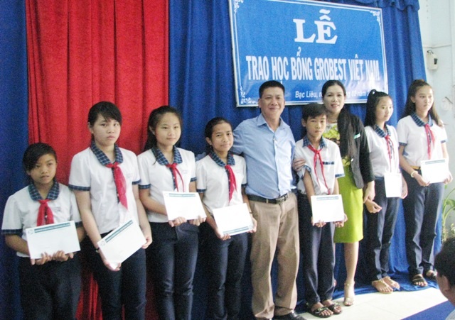 60 suất học bổng Grobest Việt Nam đến với học sinh Cà Mau, Bạc Liêu - 3 Ông Dương Văn Huy- Trưởng đại diện Công ty Grobest Việt Nam tại khu vực Bạc Liêu 1 và bà Đoàn Hồng Lĩnh- Chủ tịch Hội Phụ nữ TP Bạc Liêu cùng trao học bổng cho các em học sinh Trường THCS Nguyễn Thị Minh Khai (phường 5, TP Bạc Liêu).