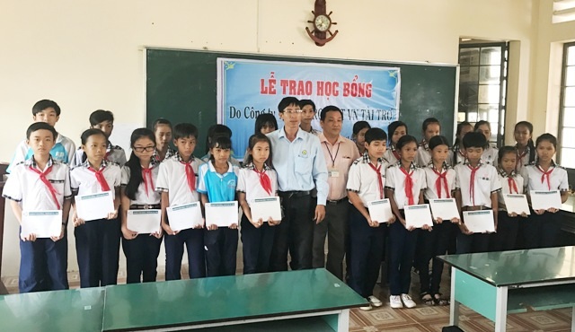 260 suất học bổng Grobest đến với học sinh nghèo Sóc Trăng - 2 Ông Đặng Quốc Nghi- Trưởng đại diện Công ty Grobest Việt Nam khu vực huyện Mỹ Xuyên-Sóc Trăng cùng lãnh đạo trường trao học bổng cho học sinh Trường THCS Thạnh Phú.