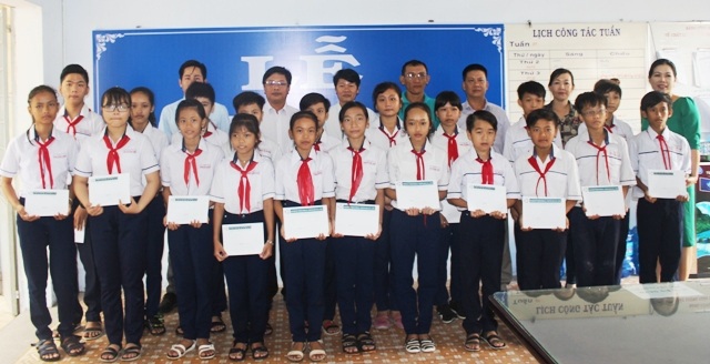 Học sinh nghèo Sóc Trăng, Bạc Liêu, Cà Mau nhận học bổng Grobest Việt Nam - 4 Trao học bổng đến học sinh Trường THCS Trần Huỳnh (TP Bạc Liêu).