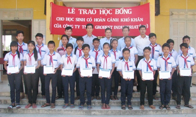 260 suất học bổng Grobest đến với học sinh nghèo Sóc Trăng - 7 Học sinh Trường THCS Viên Bình (huyện Trần Đề) nhận học bổng Grobest.