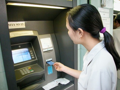 Mỗi thẻ ATM “gánh” 20-25 loại phí, ngân hàng nói gì? - 1
Theo ông Nguyễn Toàn Thắng - Tổng Thư ký Hiệp hội Ngân hàng Việt Nam, việc ngân hàng thu phí khi cung ứng dịch vụ là phù hợp với pháp luật để bù đắp phần nào chi phí đầu tư (ảnh minh họa).