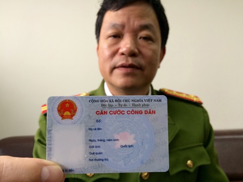 “Người dân giám sát việc cấp, đổi thẻ căn cước công dân” - 1 Đại tá Phùng Đức Thắng trong một lần giới thiệu về thẻ Căn cước công dân.