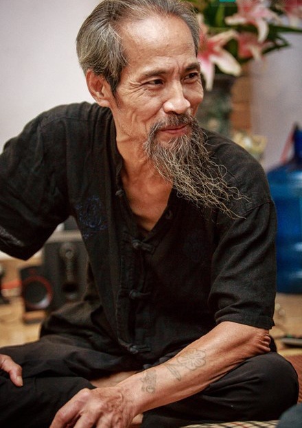 Những điều ít biết về nghệ sỹ đóng vai Thế “chột” trong “Người phán xử” - 2 Nghệ sỹ Chu Hùng ngoài đời là một người đàn ông hiền lành, chan hoà và yêu thương gia đình. Ảnh: TL.