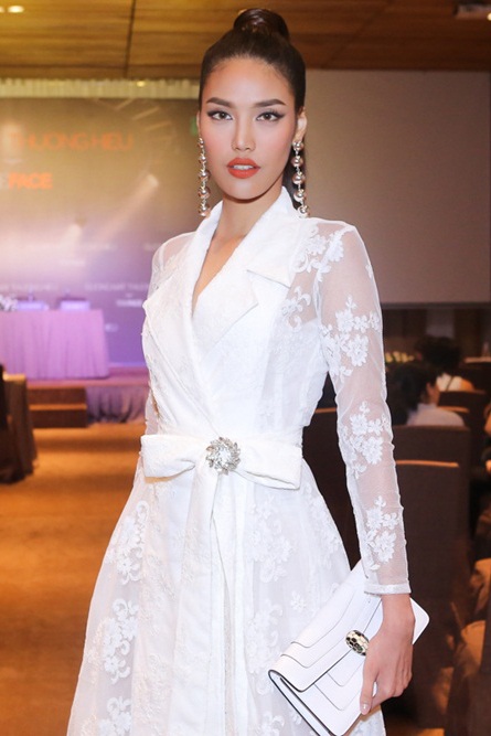 Minh Vượng bật mí chuyện yêu đương, bộ 3 HLV The Face bị "ném đá" - 2 Ngay sau buổi họp báo The Face 2017, Lan Khuê đã lên tiếng phân trần trên trang cá nhân giải thích về việc này. Cô chia sẻ: Lịch báo cho 3 HLV và Host về họp báo ngày hôm nay là 10h30. Lịch báo cho chị Lukkade và một số khách mời là 9h. Lịch báo cho các anh chị nhà báo là 9h30. Tuy nhiên, Lan Khuê đến vào lúc 11h, 15 phút sau Hoàng Thùy có mặt còn Minh Tú xuất hiện vào lúc 11h30. Nếu xét theo giờ mà cô được báo là 10h30 thì người đẹp vẫn bị coi là muộn giờ.