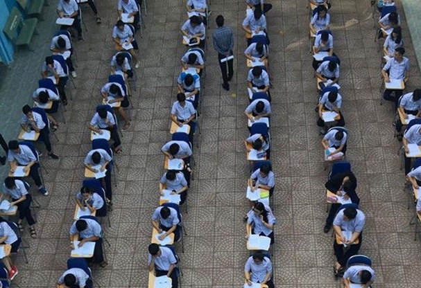 Hàng trăm học sinh tập trung làm bài thi giữa sân trường - 1 Học sinh Trường THPT Hai Bà Trưng, TPHCM kiểm tra định kỳ môn Văn giữa sân trường