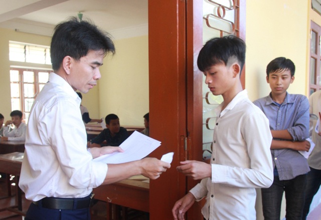 Sáng nay, thí sinh Hà Tĩnh, Nghệ An thi môn đầu tiên vào lớp 10 - 4
Các thí sinh làm thủ tục vào phòng thi tại hội đồng thi Trường THPT Thanh Chương 1, Nghệ An. (Ảnh: Hoàng Lam)