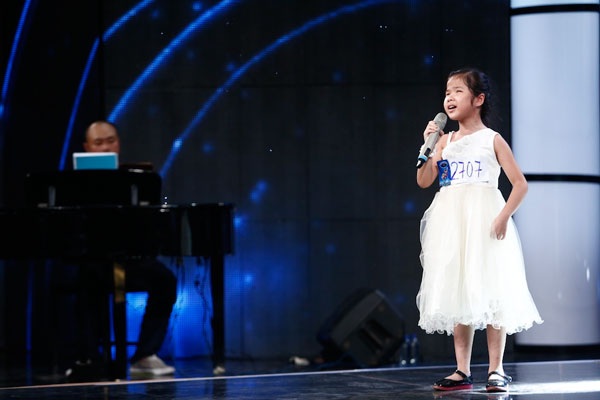 Giám khảo nghẹn ngào khi cô bé khiếm thị hát về mẹ - 1