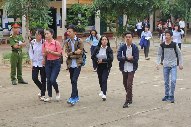 Đề thi tiếng Anh vừa tầm - 12
Các thí sinh phấn khởi sau khi thi môn Tiếng Anh. (Ảnh: Phạm Hoàng)