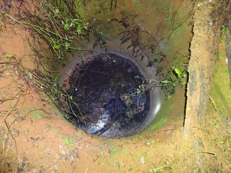 Phát hiện thi thể nam thanh niên dưới giếng sau hơn 2 tuần mất tích - 1
Chiếc giếng nơi phát hiện thi thể anh Thuấn (ảnh VKSND Đắk Lắk)