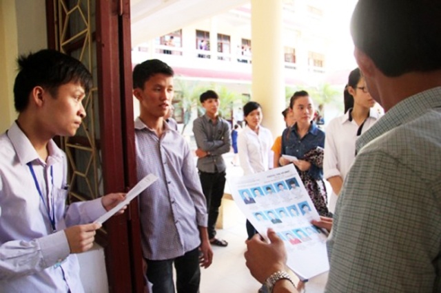 Thí sinh làm thủ tục thi trong Kỳ thi THPT quốc gia năm 2016 tại Nghệ An (ảnh A.Ngọc)