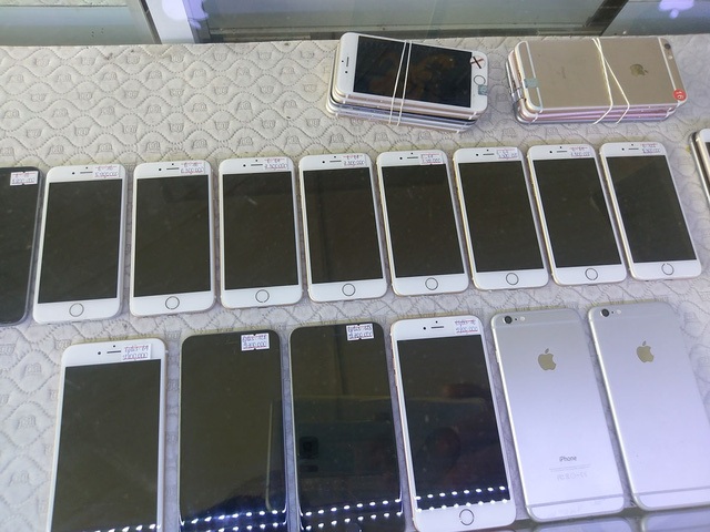 Nhiều iPhone xách tay tại Việt Nam bất ngờ biến thành "cục gạch" - 2 iPhone cũ không hóa đơn sẽ không nhận được bảo hành tại VN