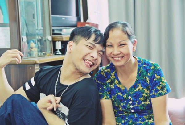 "Nếu được sống thêm một lần, mẹ có muốn làm mẹ của con?" - 1 Nhạc sĩ khuyết tật Thiên Ngôn và mẹ