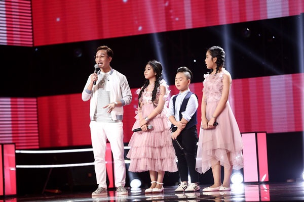 Ca sĩ Hương Tràm xin lỗi vì đã gây áp lực cho học trò - 5 Team Soobin Hoàng Sơn với nhóm ba người con gồm Thiên Thanh - Quốc Thái - Ái Vy thể hiện ca khúc Chưa bao giờ mẹ kể.