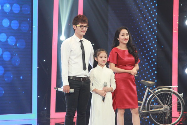 Cảm động hai cậu cháu thi hát tặng người cha ung thư giai đoạn cuối - 1 Ca sĩ Thiên Bảo và cháu gái Tuyết Nhi về nhì với giải thưởng 15 triệu đồng.