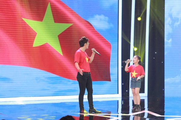 Cảm động hai cậu cháu thi hát tặng người cha ung thư giai đoạn cuối - 2 Hai cậu cháu thể hiện ca khúc Lá cờ.