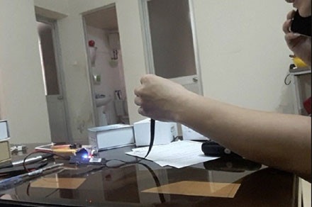 Thị trường thiết bị quay lén, nghe lén: Loạn! - 3
Các thiết bị quay lén, nghe lén được nhân viên để phía trong, khi nào khách hàng cần thì họ mang ra. Ảnh: P.V