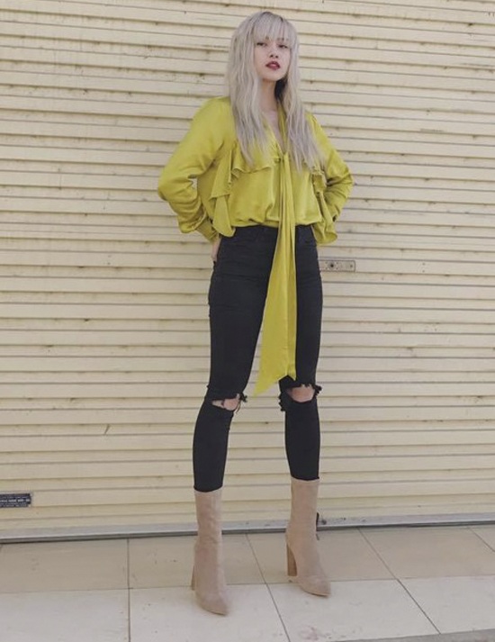 Tóc Tiên, Minh Hằng mặc đẹp nhất tuần; Miu Lê, Thiều Bảo Trâm bị chê - 8 Phong cách thời trang của Thiều Bảo Trâm được nhận xét là độc đáo, có cá tính, tuy nhiên đôi khi lại trở nên rườm rà, không tiết chế. Bộ cánh tuần qua của nữ ca sĩ sẽ gần như hoàn hảo nếu không có đôi boots cao “lạc quẻ” khiến người đối diện rối mắt, bởi cả phần trên và phần dưới đều có điểm nhấn.