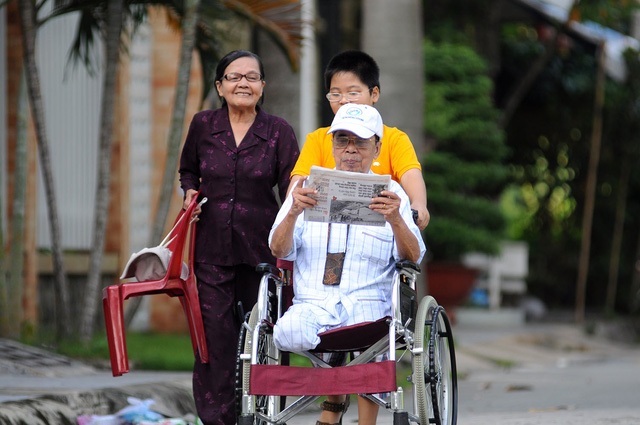 Cán bộ vô cảm trong việc chứng tử và Thiếu tá tình báo 6 lần bị cưa chân - 1 Trong một lần đi chuyển tài liệu bí mật từ căn cứ về Sài Gòn, Thiếu tá tình báo Nguyễn Văn Thương bị quân Mỹ phát hiện và vây bắt. Quân địch dùng tiền bạc để dụ dỗ nhưng không thành, chúng tiếp tục tra tấn bằng cách cưa đôi chân của ông hết lần này đến lần khác. (Ảnh: Nguyễn Quang)
