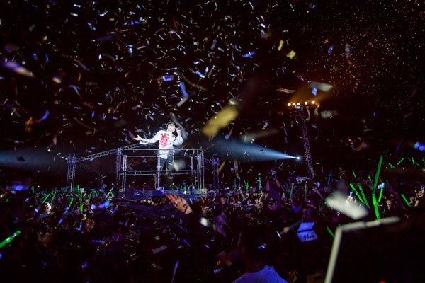 Fan nữ ngất xỉu trong đêm nhạc của Noo Phước Thịnh - 7 Cũng trong liveshow này, Noo Phước Thịnh gây ấn tượng bởi những màn trò chuyện chất chứa nhiều tâm sự. Anh không cần MC mà tự mình dẫn dắt hoàn toàn đêm diễn với những chia sẻ, tâm sự từ tận đấy lòng khán giả. Ngoài những phút sâu lắng, Noo Phước Thịnh cũng khiến khán giả thích thú bằng màn nói giọng Bắc rất thuần thục.