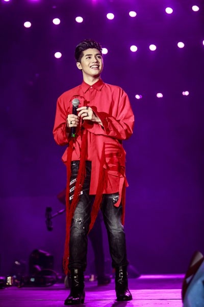 Fan nữ ngất xỉu trong đêm nhạc của Noo Phước Thịnh - 2
Đây là liveshow âm nhạc kỉ niệm 9 năm ca hát của Noo Phước Thịnh và cũng là liveshow lớn đầu tiên của nam ca sĩ Đổi thay tại Hà Nội, tiếp nối thành công của liveshow kỉ niệm 8 năm ca hát thu hút 35 ngàn khán giả diễn ra vào năm 2016 tại TPHCM.