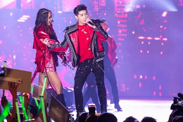 Fan nữ ngất xỉu trong đêm nhạc của Noo Phước Thịnh - 3 Liveshow kéo dài gần 2 tiếng đồng hồ với 12 tiết mục (liên khúc và bài hát đơn), nhìn lại một quá trình ca hát dài gần thập kỉ của Noo Phước Thịnh với nhiều bản hit cũ và mới như “Đổi thay”, “Lặng thầm”, “Xa Em”, “Gạt đi nước mắt”, “Cause I love you”,... và không thể thiếu bản hit gần nhất: “Chạm khẽ tim anh một chút thôi”.