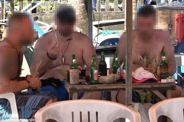 Du khách Australia phẫn nộ vì bị lừa ăn thịt chó - 3 Du khách nước ngoài bị lừa ăn những xiên thịt chó nhầm tưởng là thịt gà